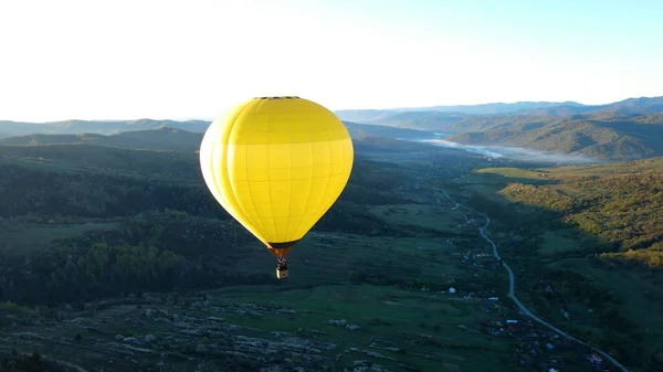 Ένα μπαλόνι πετάει πάνω από τα πράσινα βουνά — Φωτογραφία Αρχείου