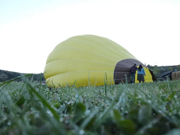 Το μπαλόνι ετοιμάζεται για πτήση. Ξαπλωμένος στο έδαφος — Φωτογραφία Αρχείου