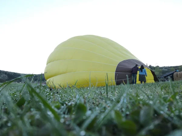 Balon uçuşa hazırlanıyor. Yerde yatarken.