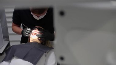 Diş hekimi hastaların dişlerini muayene eder.