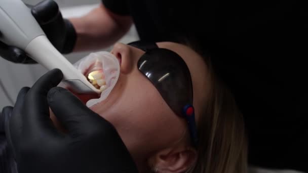 Le dentiste examine les dents des patients — Video