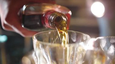 İçkiyi bardağa dök.