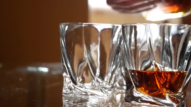 Giet alcohol in een glas — Stockvideo