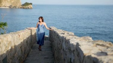 Güzel kız eski kasabada yürüyor