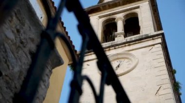 Buda 'nın eski kasabasında çan kulesi