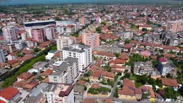 Shkodra cidade na Albânia. Fotografia aérea — Vídeo de Stock