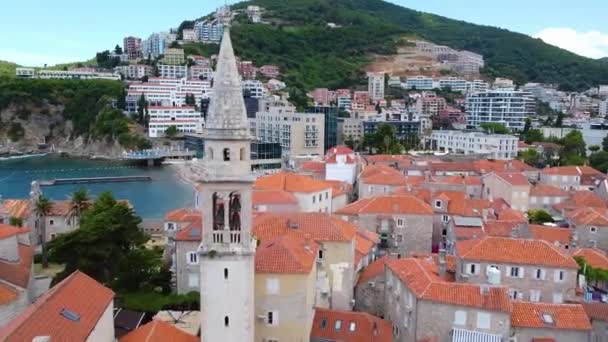 Budva Altstadt Glockenturm. Luftaufnahmen — Stockvideo