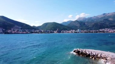 Budva şehrinin manzarası. Hava fotoğrafçılığı
