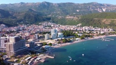 Budva şehrinin manzarası. Hava fotoğrafçılığı