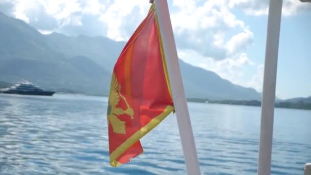 Die Flagge Montenegros weht — Stockvideo