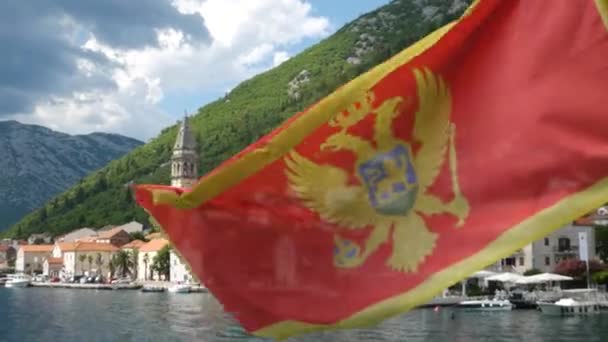 Die Flagge Montenegros weht — Stockvideo