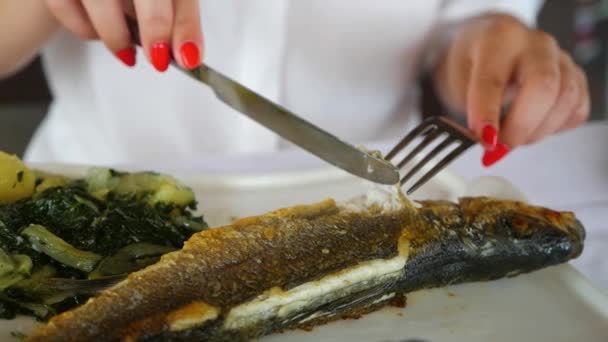 Dziewczyna jedząca ryby w restauracji — Wideo stockowe