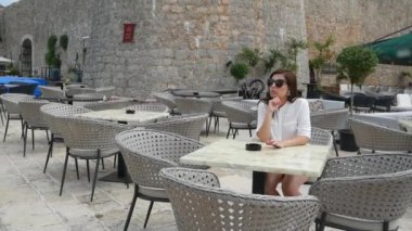 Kız bir restoranda bir masada oturuyor.