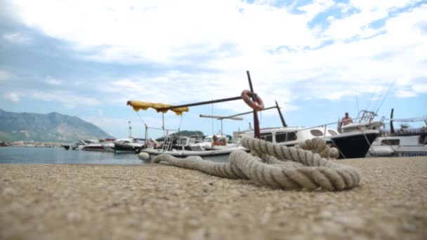 Cordes de yacht sur la jetée — Video