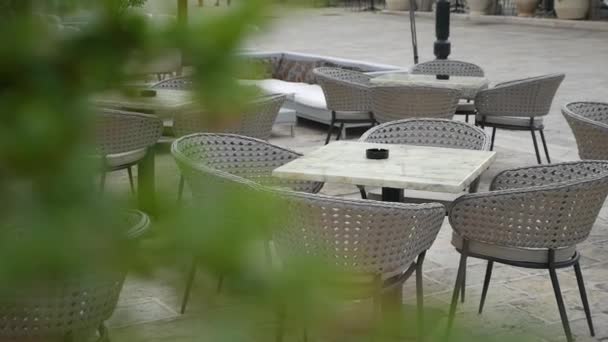 Mesa vacía en un restaurante — Vídeos de Stock