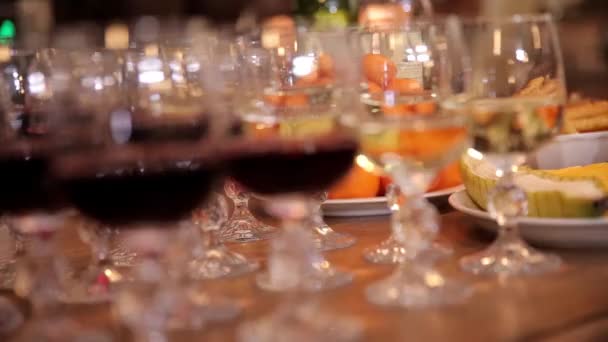 Red and white wine in glasses — Stock Video