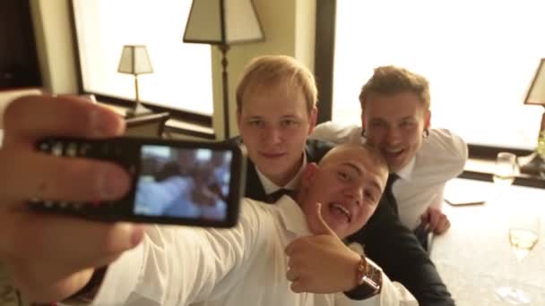 Хлопці фотографувалися на мобільному телефоні — стокове відео
