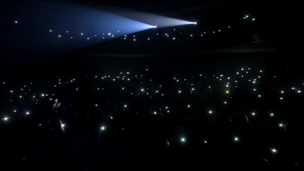Beaucoup de gens dans l'opéra brillent lampes de poche — Video