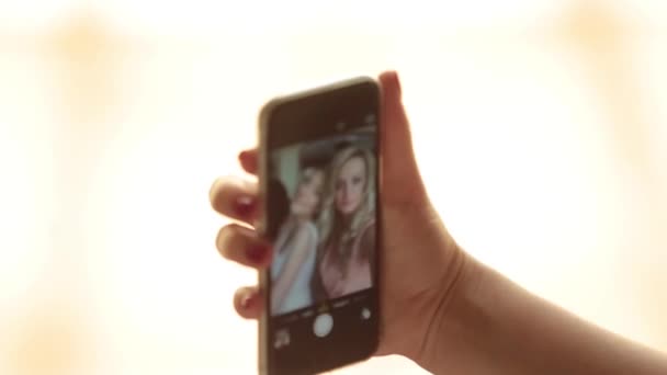 De meisjes maken selfi naar telefoon — Stockvideo