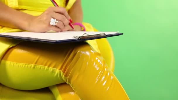 Woman takes notes on her knee — Stock Video