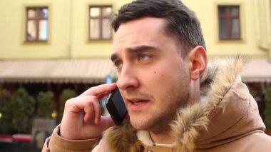 Mobil telefonda konuşan bir adam