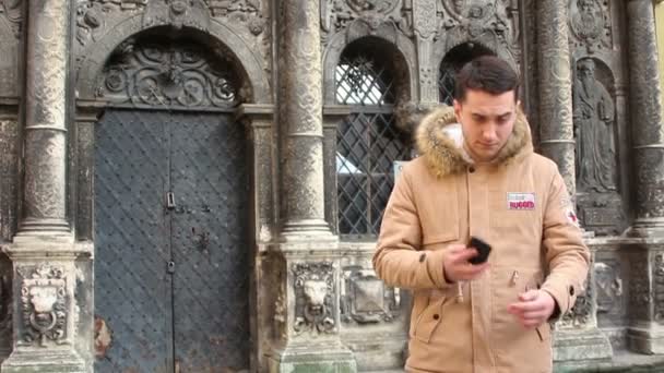 Un uomo che parla al cellulare — Video Stock