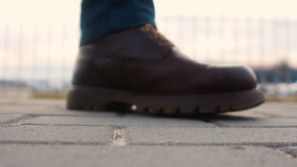 Stiefel auf dem Bürgersteig — Stockvideo