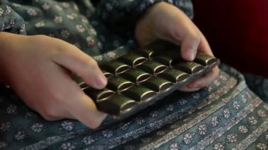 adam koyu çikolata çikolata tatili