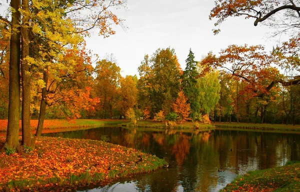 Herbstmorgen im Alexandrowski Park — Stockfoto
