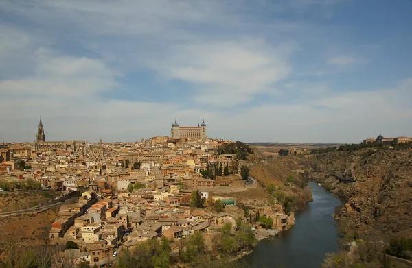 Toledo. Vista de la parte histórica de la ciudad y el palacio real — Foto de Stock