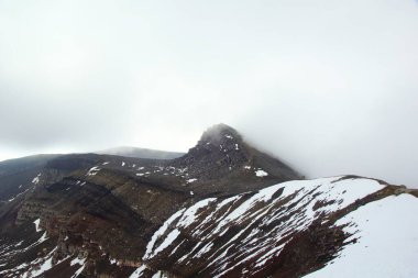Volkanların ve gayzerlerin ülkesi olan Kamçatka Yarımadası 'na büyüleyici bir yolculuk.