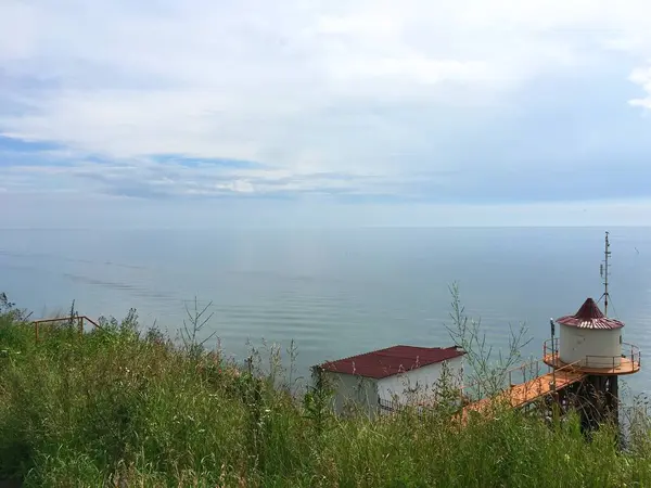 雨と夏の霧の朝と美しいと深い湖の景色バイカル 海岸沿いのポスト — ストック写真