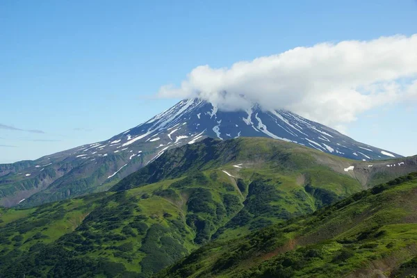 Viaje Longo Maravilhosa Península Kamchatka Dia Ensolarado Vulcão Vilyuchensky — Fotografia de Stock