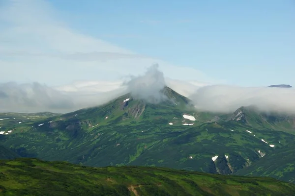 Dağ Manzarası Kamçatka Büyüleyici Bir Yürüyüş Kırsalda Volkanlarda — Stok fotoğraf