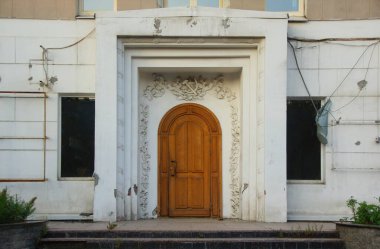 Şehrin tarihi kısmında, ön kapıda bulunan bir konut binasının ön cephesinin bir parçası.