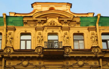 Gorohovaya caddesinde eklektizm binası, cephenin bir parçası.