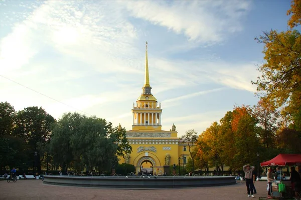 Varm Septemberkväll Och Promenad Alexander Garden Amiralitetsbyggnaden Och Fontänen — Stockfoto