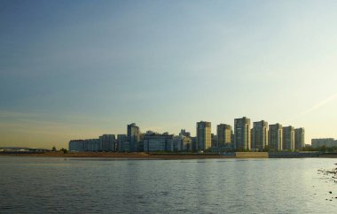 Sakin bir yaz sabahı ve Vasilievsky Adası 'nın geri kazanılmış bölgelerinde yeni bir yerleşim tesisi inşa ediliyor.