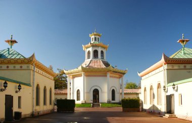 Çin 'in Tsarskoe Selo kentindeki Alexander Park' ta güneşli bir Ekim sabahı ilginç bir yürüyüş.