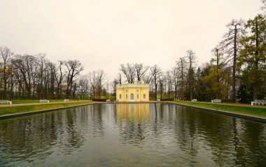 Kasvetli bir Kasım sabahı ve Tsarskoe Selo 'daki Catherine Park' ta bir yürüyüş, Ayna Göleti ve Yukarı Hamam Pavyonu