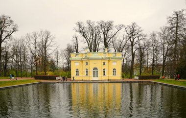 Kasvetli bir Kasım sabahı ve Tsarskoe Selo 'daki Catherine Park' ta bir yürüyüş, Ayna Göleti ve Yukarı Hamam Pavyonu