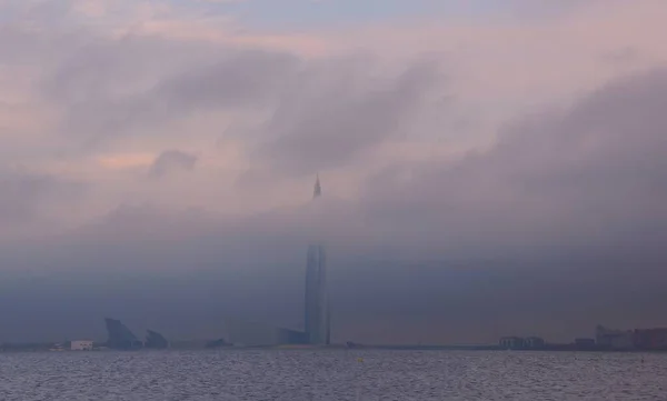 Passeggiata Una Nebbiosa Mattina Autunno Lungo Riva Dell Isola Vasilyevsky — Foto Stock