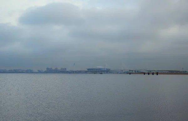 秋天的一个雾蒙蒙的早晨 沿着瓦西里耶夫斯基岛的海岸散步 可以看到克里斯托夫斯基岛和体育场 — 图库照片