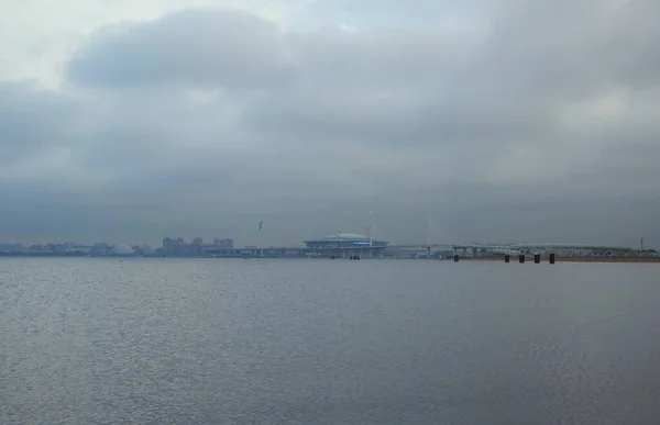 Passeggiata Una Nebbiosa Mattina Autunno Lungo Riva Dell Isola Vasilievsky — Foto Stock