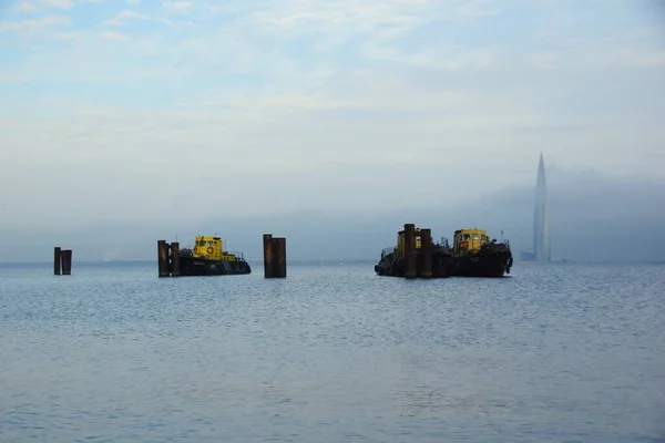 Passeggiata Una Mattina Autunno Nebbioso Lungo Riva Dell Isola Vasilievsky — Foto Stock