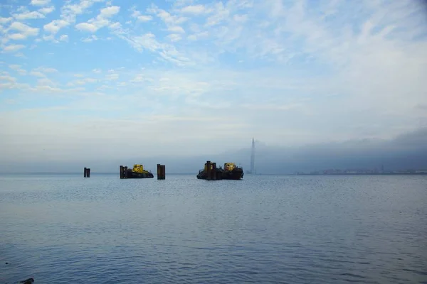 Passeggiata Una Mattina Autunno Nebbioso Lungo Riva Dell Isola Vasilievsky — Foto Stock