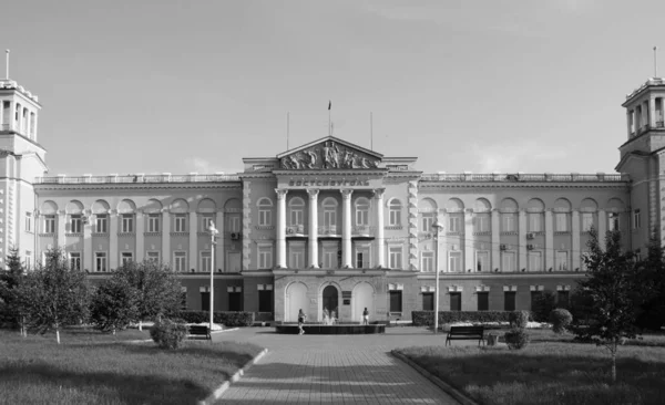 Fragment Der Architektonischen Gestaltung Der Fassade Des Hauptgebäudes Eines Großen — Stockfoto