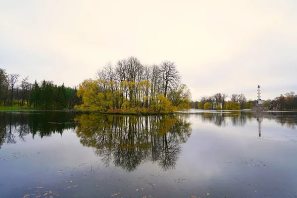 Manhã Novembro Sombria Passeio Parque Catherine Tsarskoe Selo Bolshoy Lagoa — Fotografia de Stock