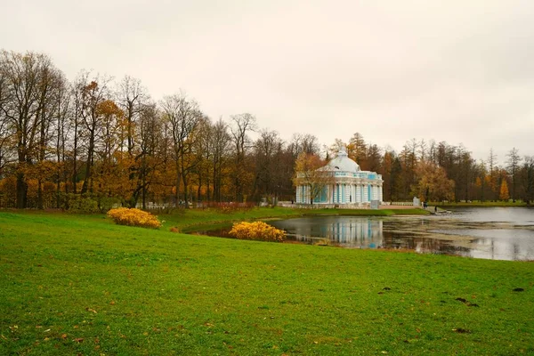 グローミー11月の朝とTsarskoe SeloのCatherine Park Bolshoy Pond Grotto Pavilionの散歩 — ストック写真