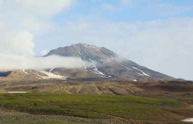 Mavi gökyüzünün arkaplanındaki dağ manzarası ve Kamçatka 'da yaz güneşli günü